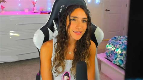 nadia streamer|CoD streamer Nadia slams “haters” still calling her a。